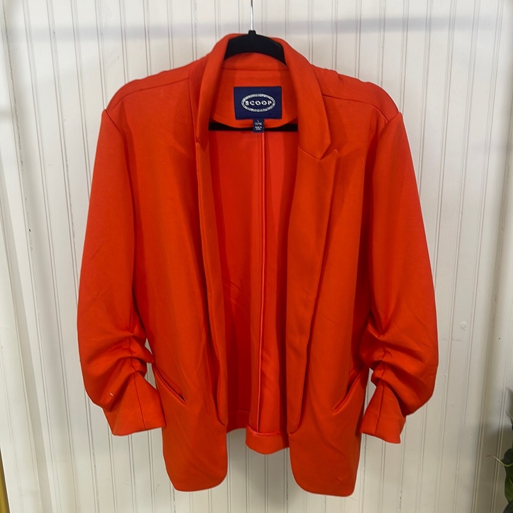 Scoop stretch blazer with rouched sleeves